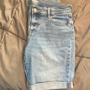 Woman’s size 6 Old Navy Bermuda shorts